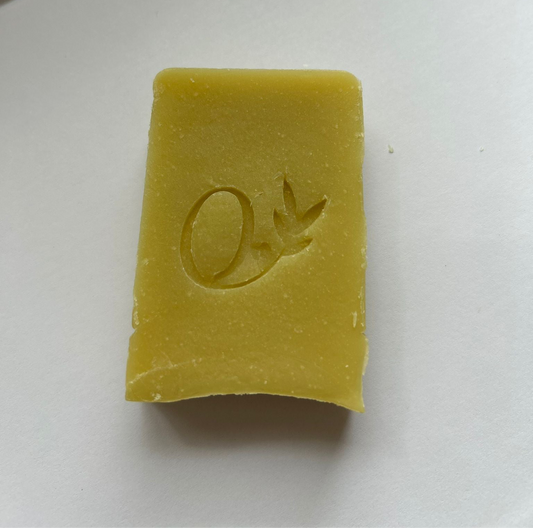 Savon à l'huile d’olive, huile de coco et huile de ricin
